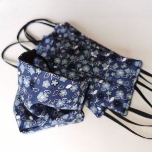 Masque barrière en coton bleu fleurit et noir réversible
