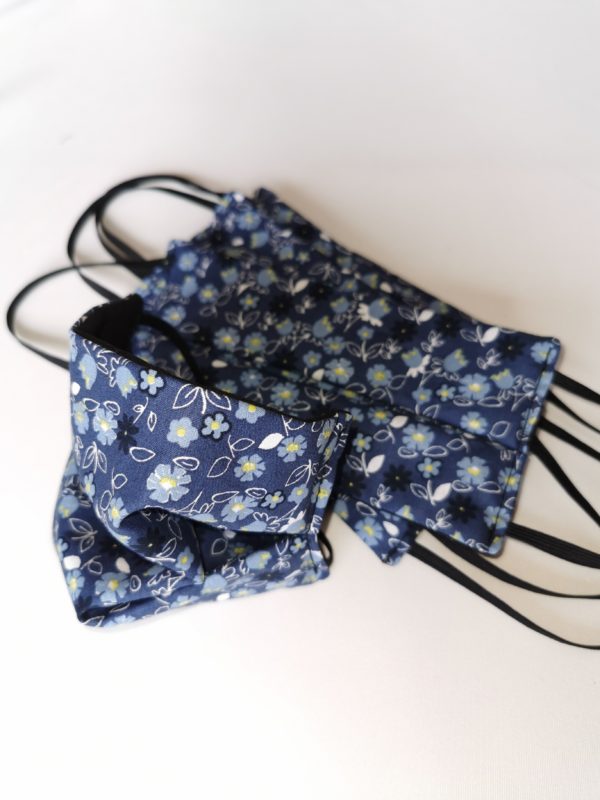 Masque barrière en coton bleu fleurit et noir réversible