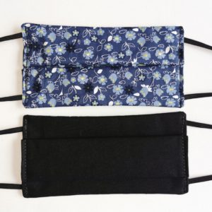 Masque barrière en coton bleu fleurit et noir réversible – Image 3