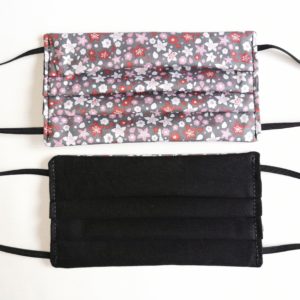 Masque barrière en coton gris fleurit et noir réversible – Image 4